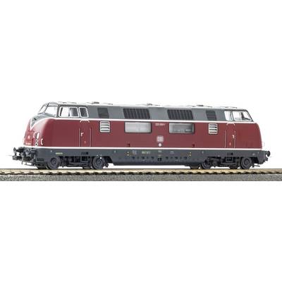 Zijkant van een rode en grijze diesellocomotief op rails, weergegeven tegen een witte achtergrond.