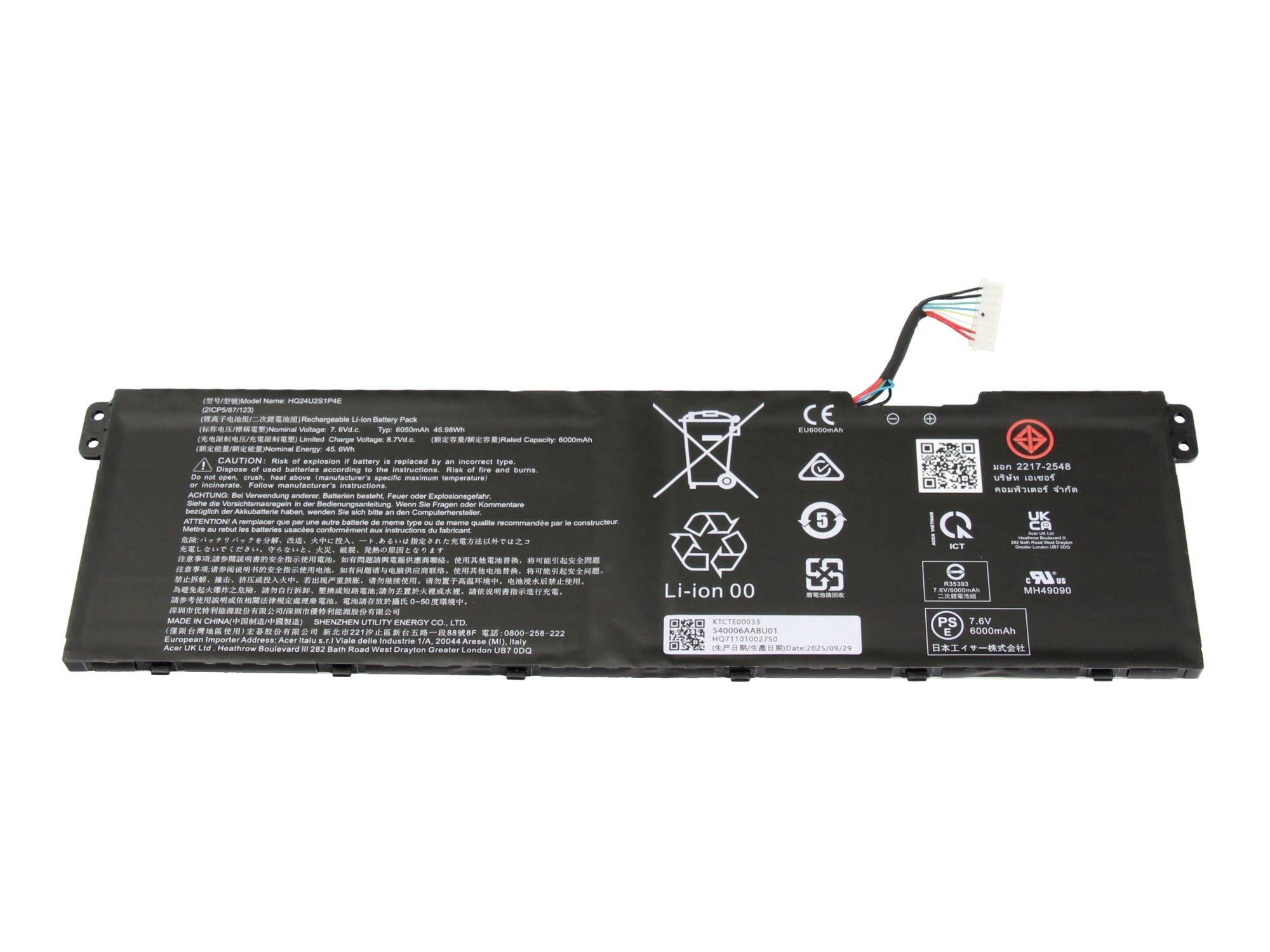 Zwarte laptopbatterijpack met bevestigde draadconnector en veiligheidslabels op een witte achtergrond.