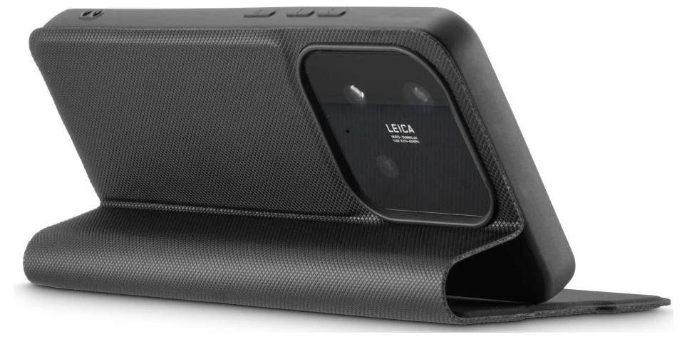 Zwart leren-stijl vouwbare telefoonhoesje met geïntegreerde uitsnede voor achterraam en 'LEICA' branding, weergegeven open op een witte achtergrond