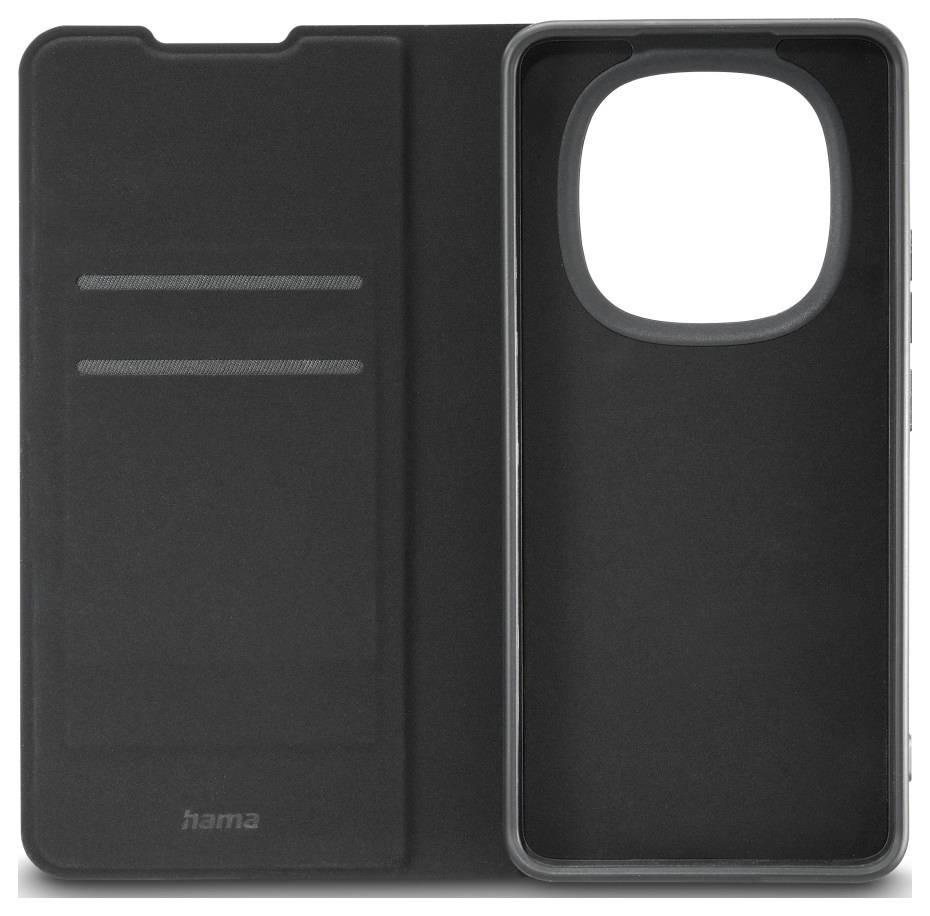 Zwarte smartphone flipcase geopend waarbij de voorkant met kaartsleufjes en cameragat zichtbaar is, gebranded 'Hama'.