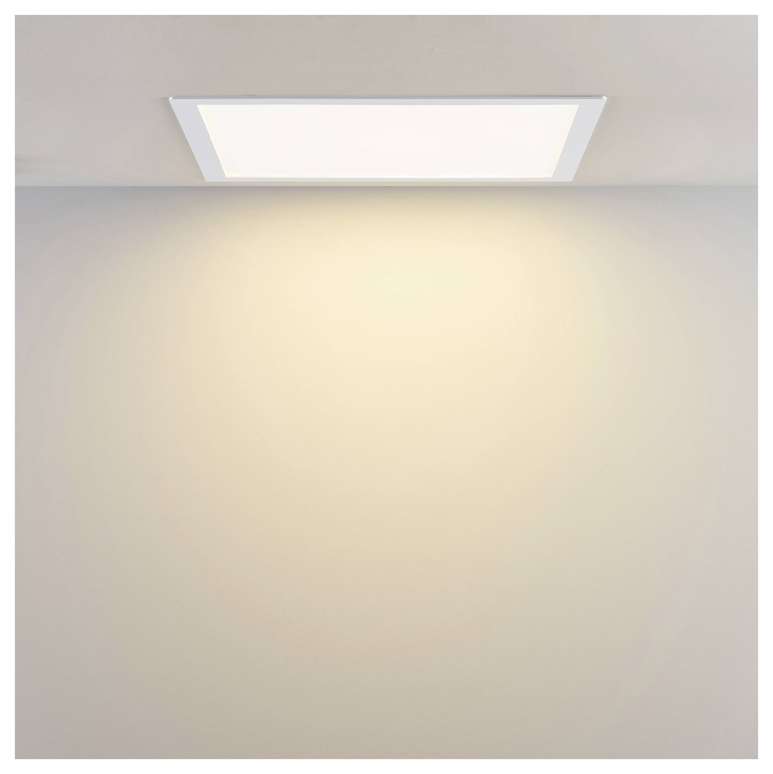 Vierkante inbouwplafondlamp die een warme gloed op een eenvoudige muur uitstraalt.