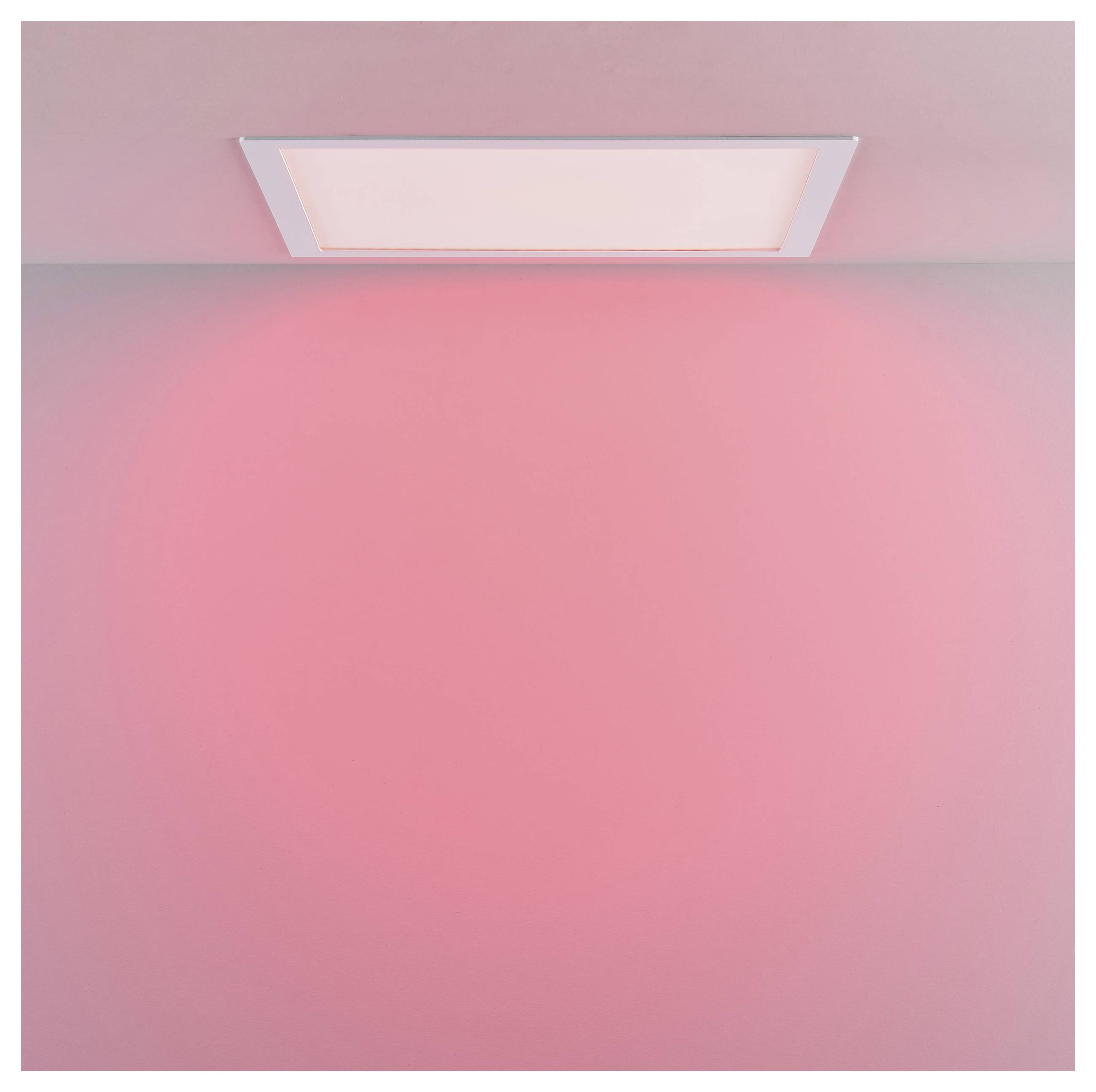 Aan het plafond gemonteerd rechthoekig lichtpaneel dat een zachte roze gloed over een onopvallende muur werpt.
