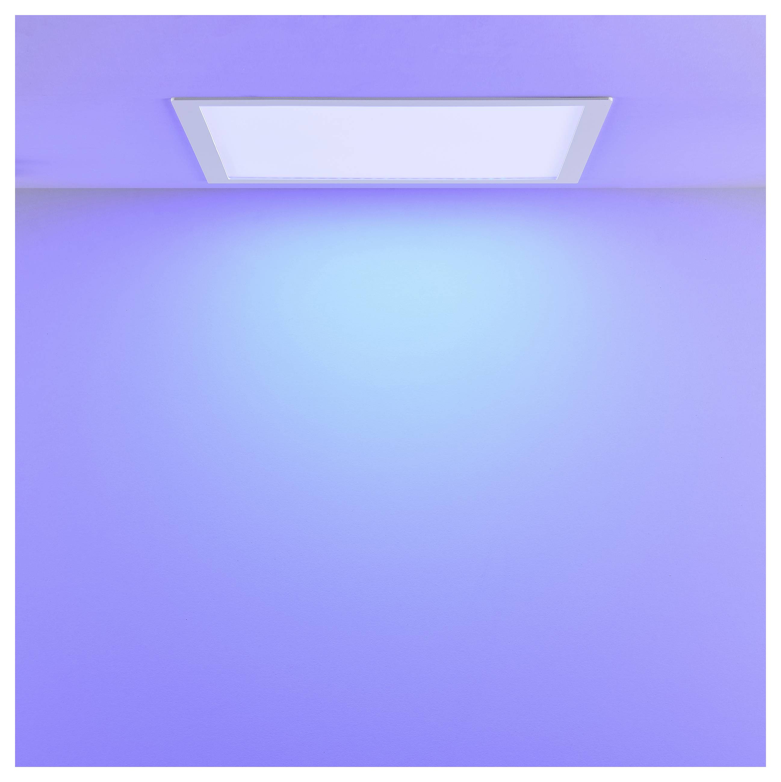 Plafondarmatuur in rechthoekige vorm die een zachte blauwe gloed op een paarse wand werpt.