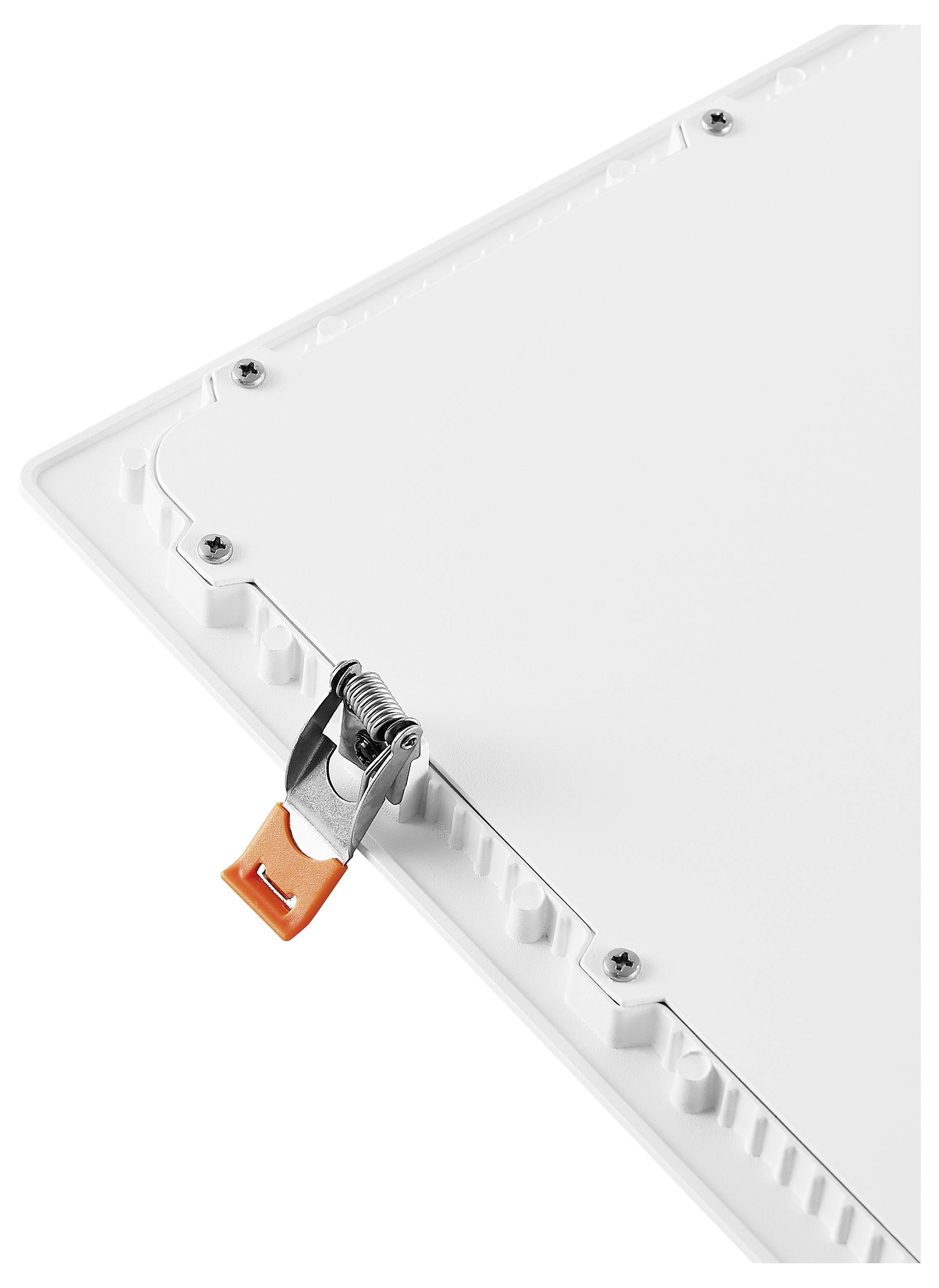 Close-up van de achterhoek van een wit paneel of apparaat, met schroeven en een metalen veerclip met een oranje tabblad tegen een eenvoudige achtergrond.