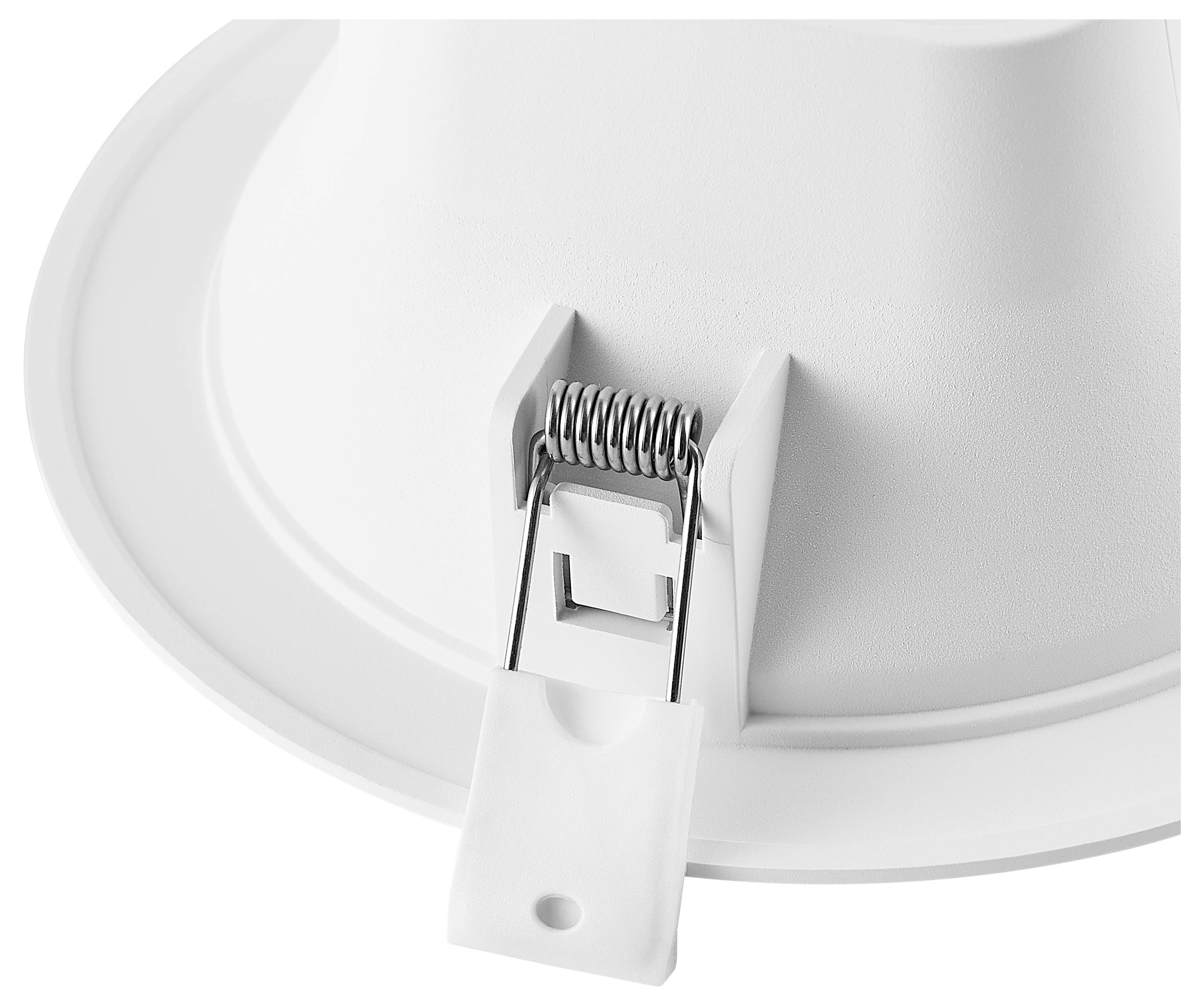Close-up van een witte inbouwde plafondlamp met een veerclip en montagebeugel zichtbaar, die het installatieëmechanisme toont.