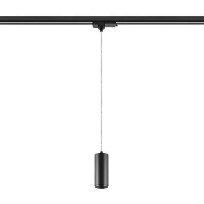 Zwart cilindrische hanglamp hangende aan een plafondbevestiging aan een koord tegen een witte achtergrond.