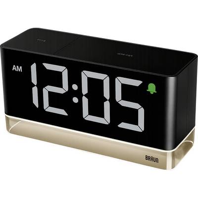 Zwarte Braun digitale wekker die 12:05 AM weergeeft met een groen alarmicoon, op een gouden voet.