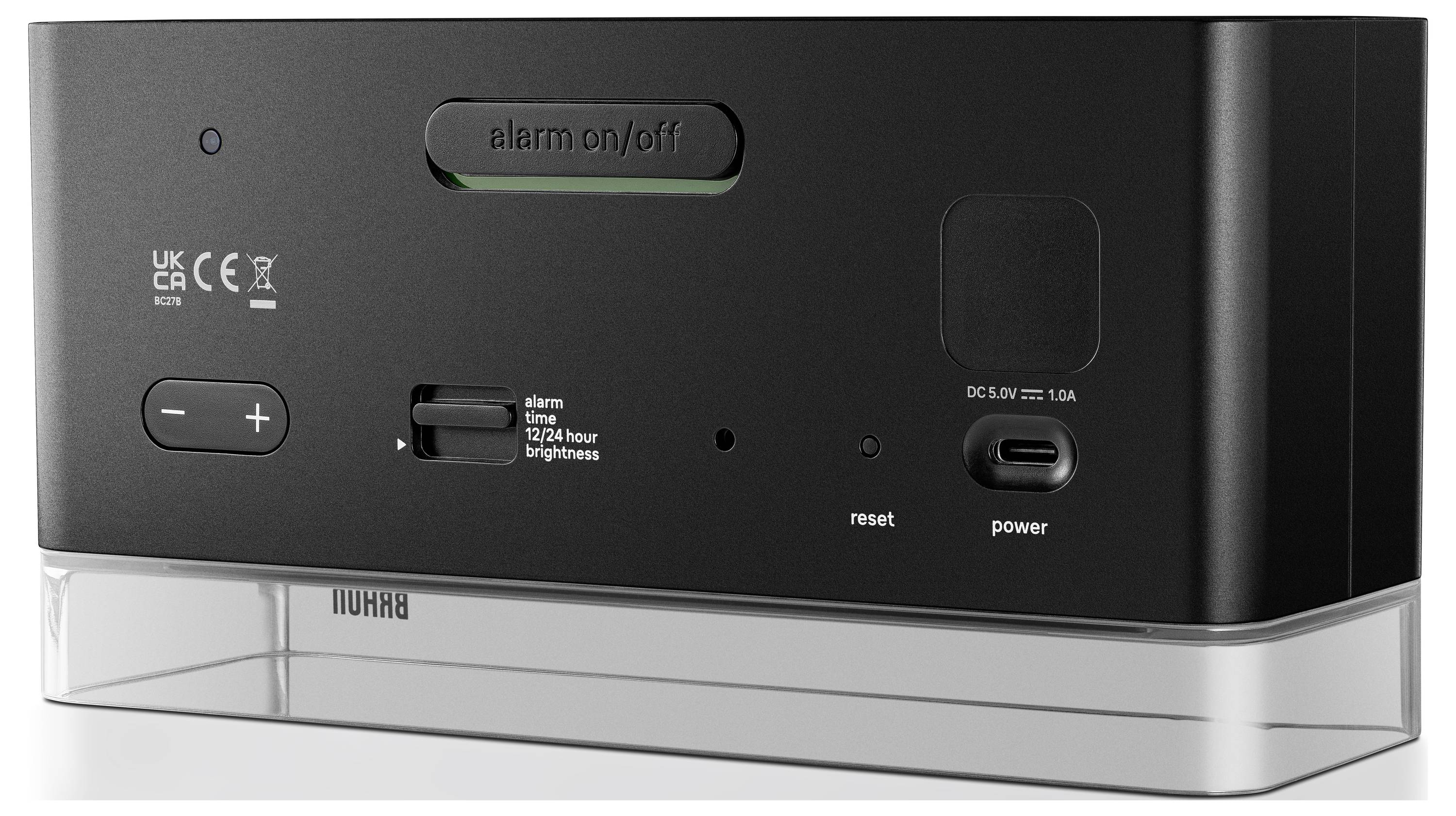 Achterkant van een BAHAM klokradio met aan/uit-knop voor alarm, dimmerschakelaar, reset-pinhole, USB-C voedingspoort en ingebouwde voedingskabel.