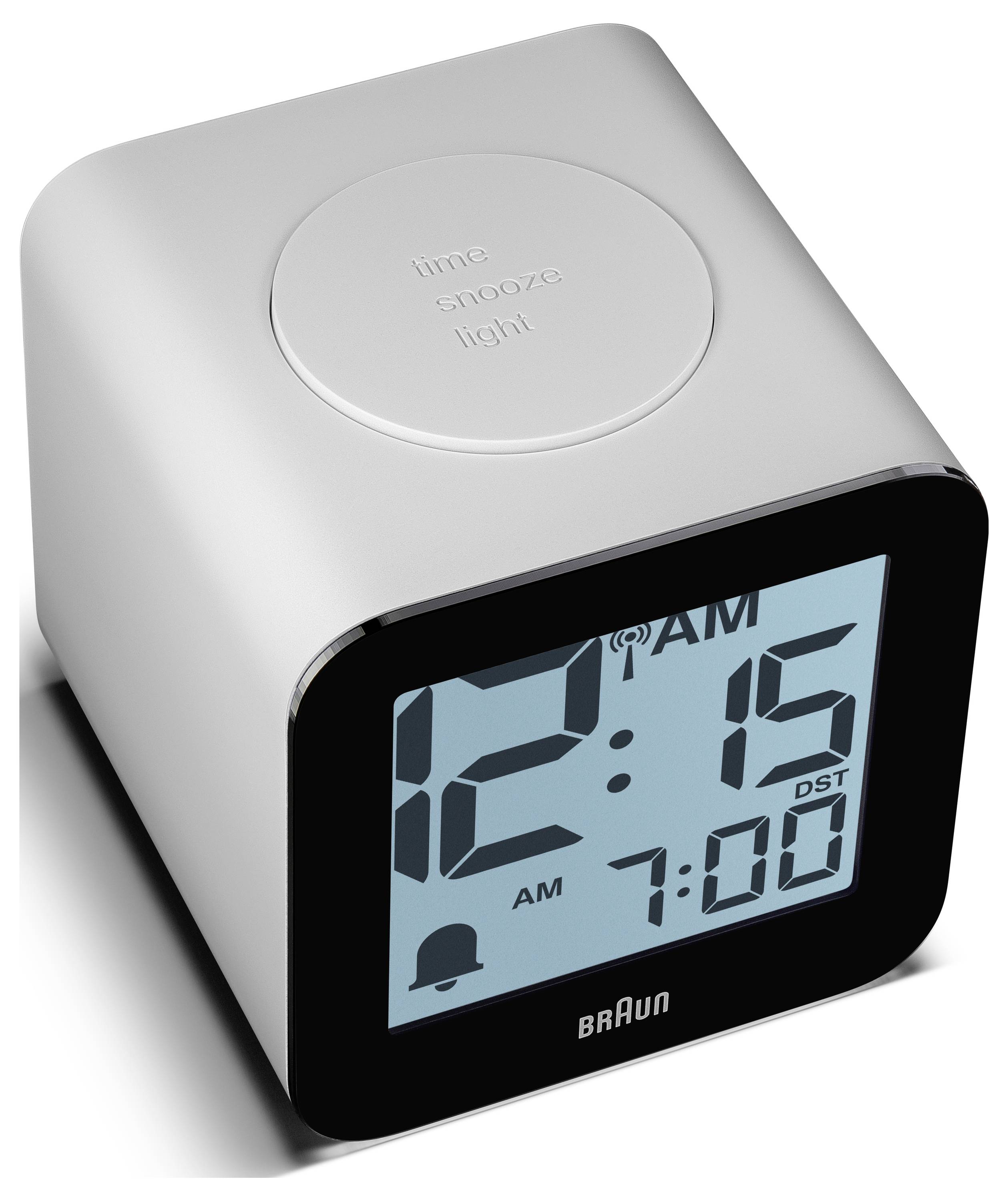 Braun digitale wekker met weergave van 12:15 AM, alarm ingesteld op 7:00 en zomertijaanduiding zichtbaar op het display.