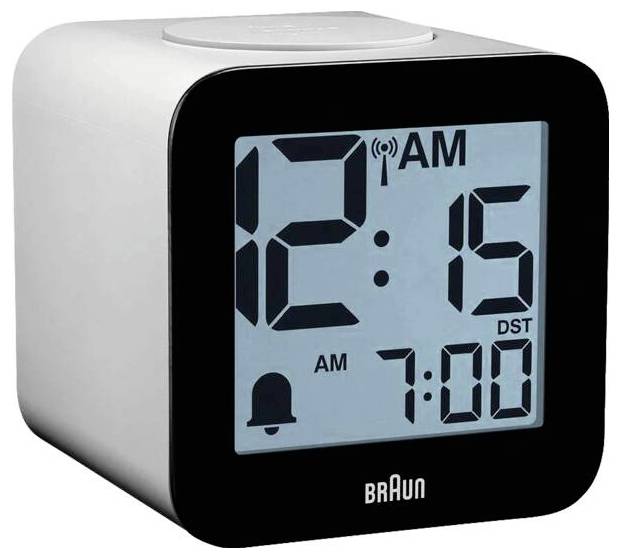 Vierkante digitale wekker van Braun die 12:15 uur 's nachts weergeeft, met alarm ingesteld op 7:00 en DST-indicator.