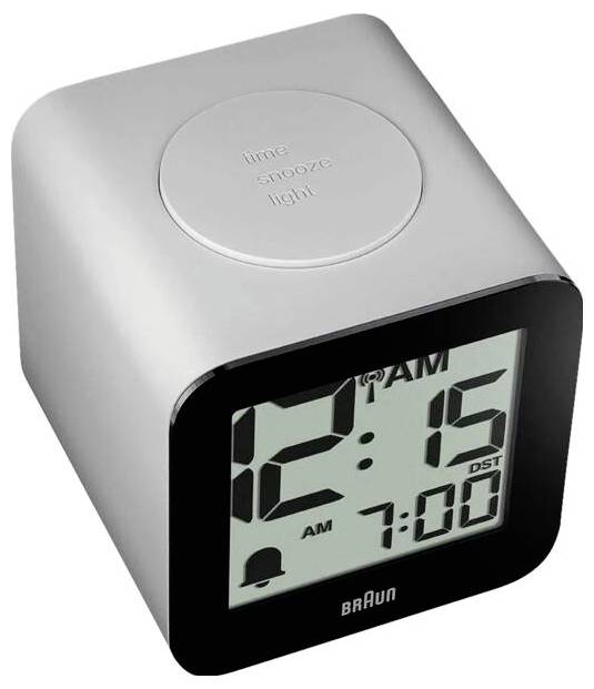 Zilveren Braun digitale wekker die 12:15 uur 's nachts weergeeft met 'snooze' en 'light' knop bovenop en wektijd 7:00.