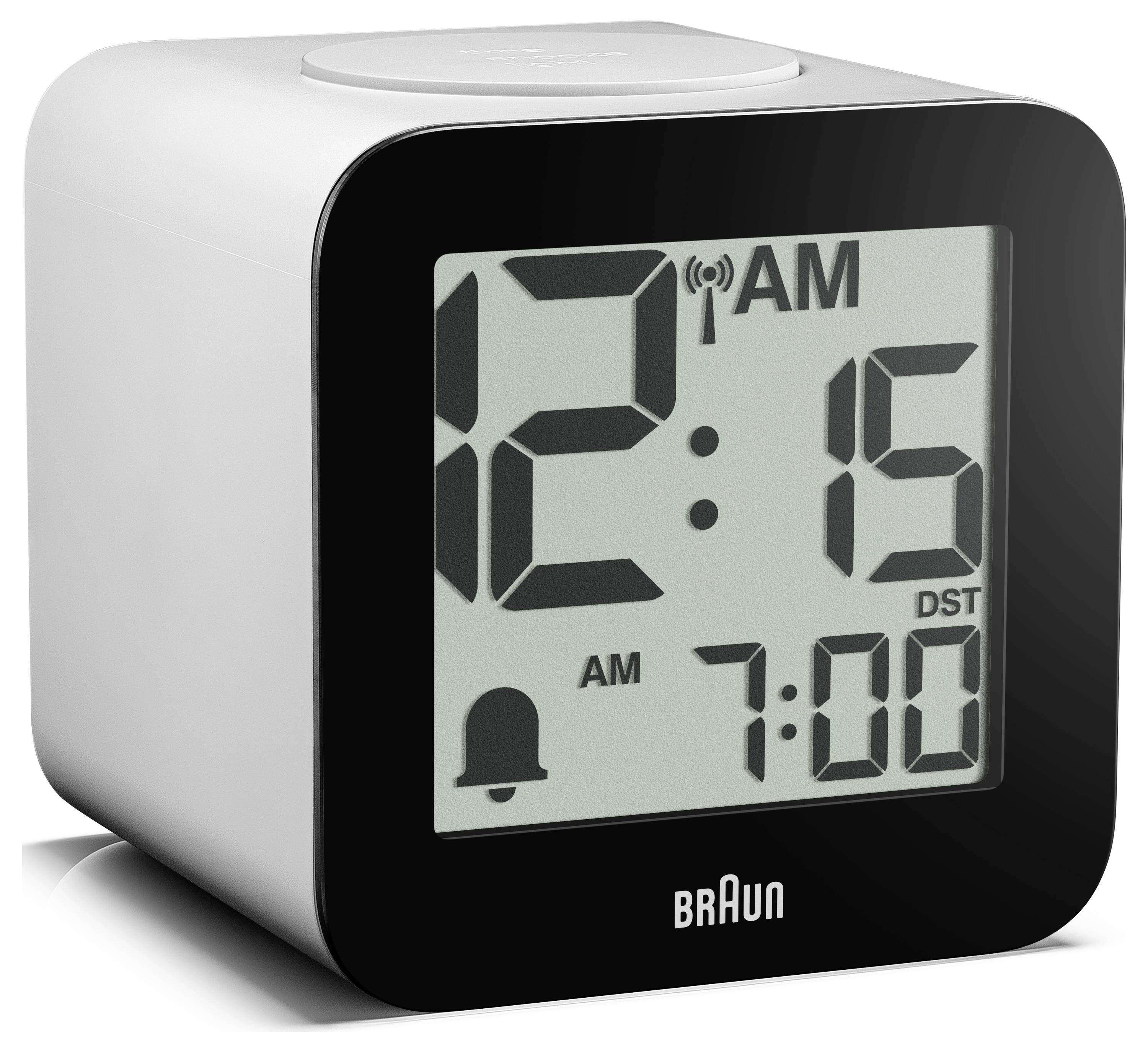 Braun digitale wekker met 12:15 AM, wekker ingesteld op 7:00 AM en zomertijaanduiding.