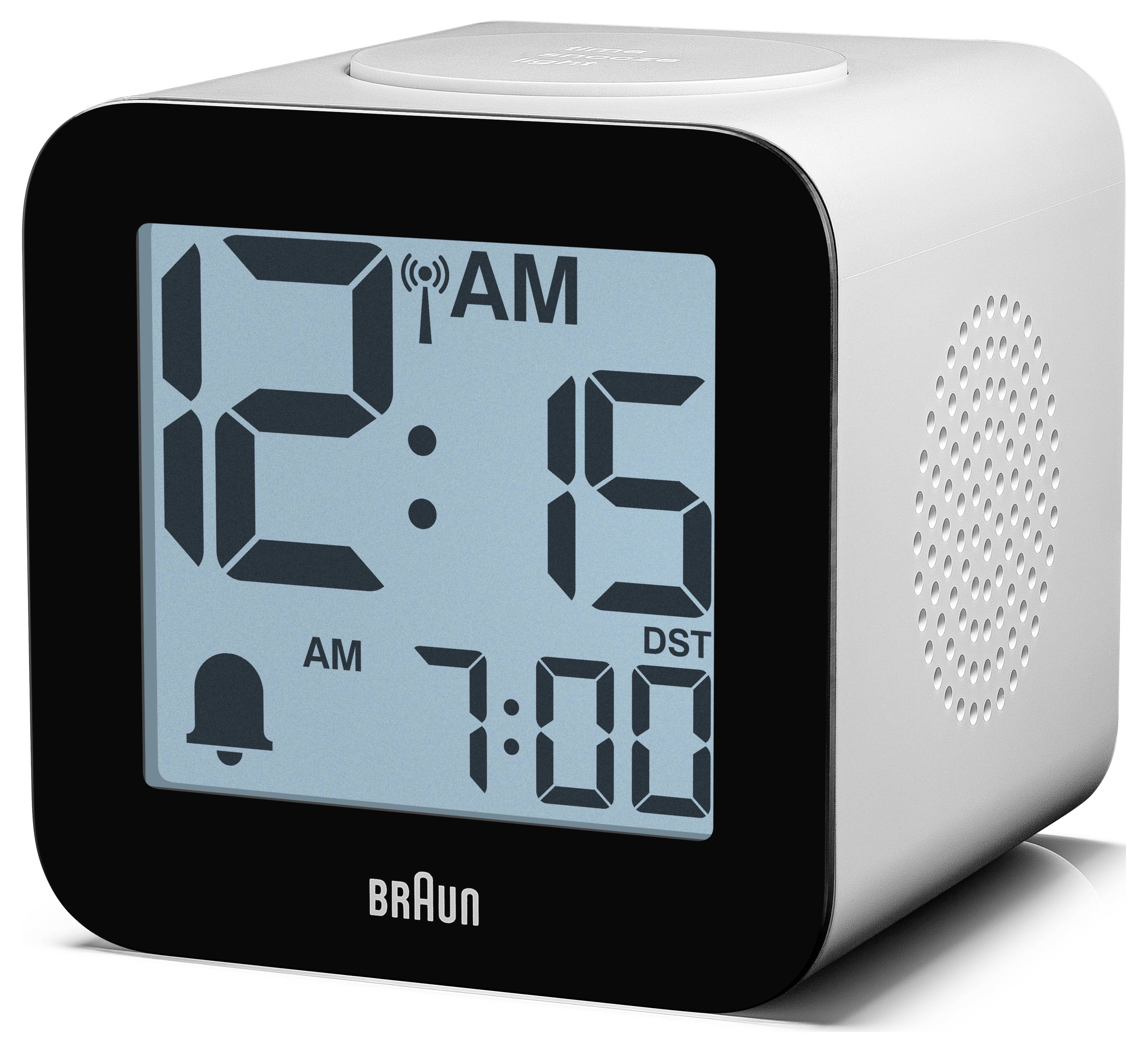 Braun digitale wekker met weergave van 12:15 uur 's nachts en 7:00 uur alarm met zomertijd-indicator en belpictogram.