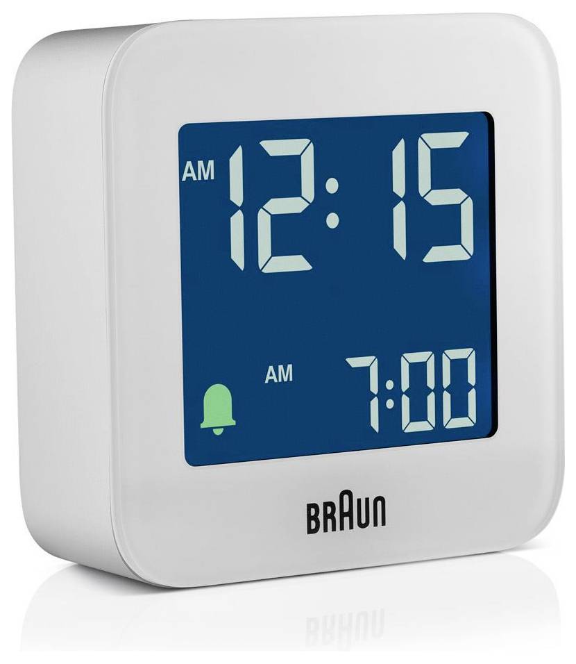 Braun digitale wekker die 12:15 uur 's nachts aangeeft met een ingesteld alarm voor 7:00 uur 's ochtends.