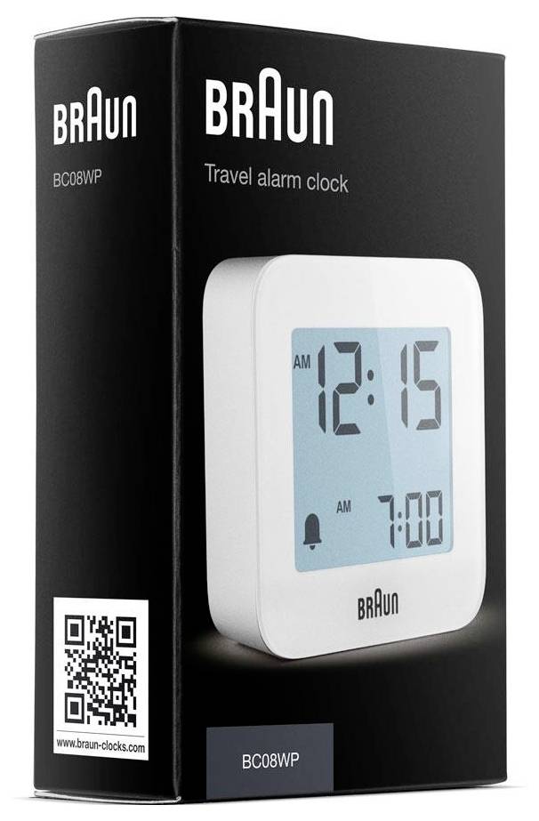 Braun BC08WP reiswekker met digitaal display waarop 12:15 wordt weergegeven en alarm ingesteld op 7:00, op productVerpakking.
