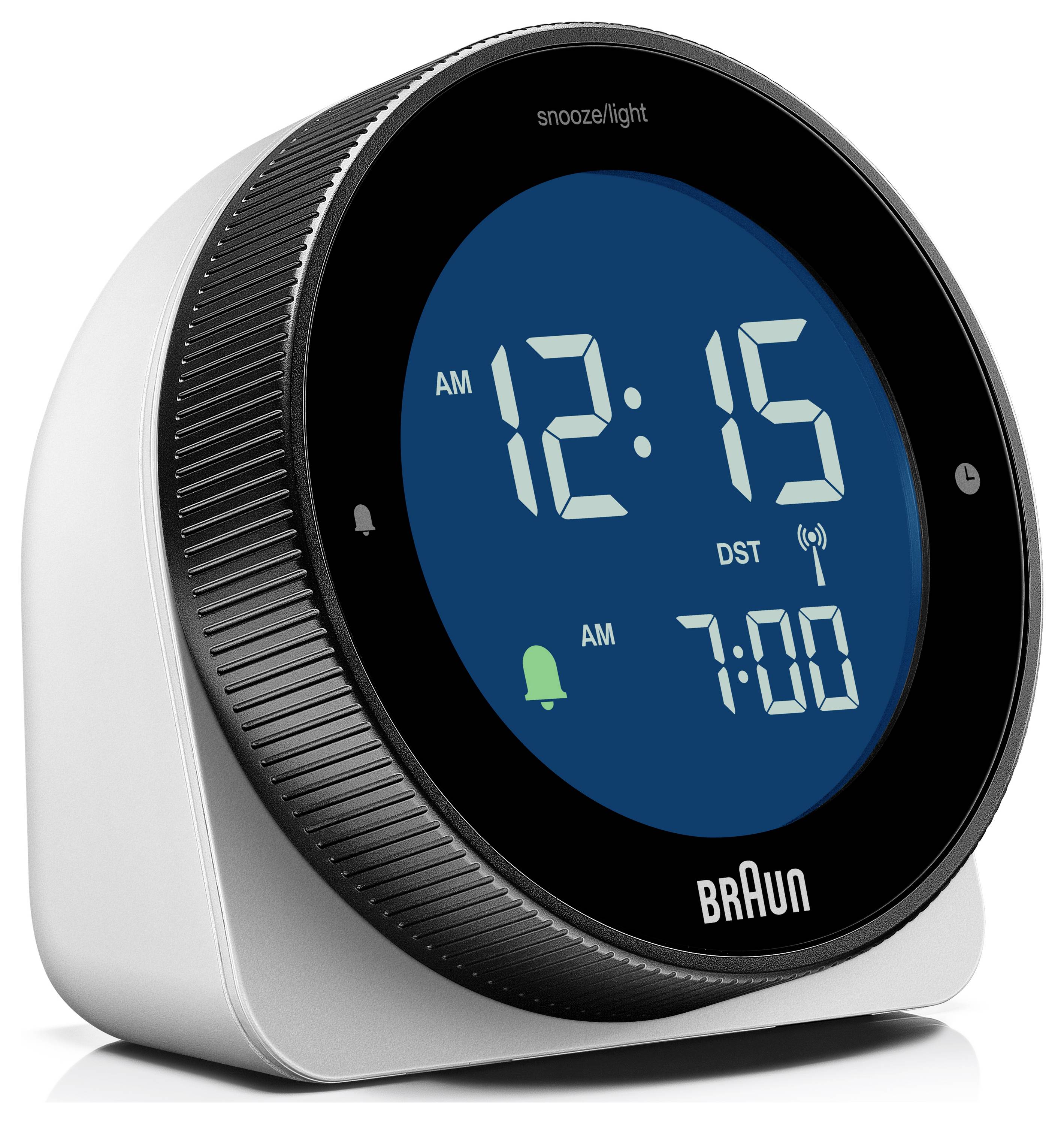 Braun digitale wekker met weergave van 12:15 uur 's nachts en een alarm ingesteld op 7:00 uur 's ochtends, met sluimer/licht- en zomertijdindicatoren.