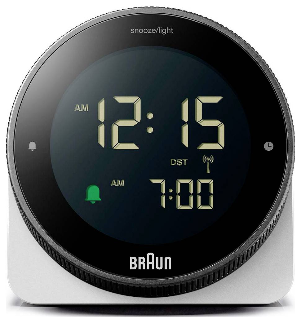 Braun digitale wekker met 12:15 uur 's nachts en een ingesteld alarm voor 7:00 uur, met DST en snooze/licht indicatoren.