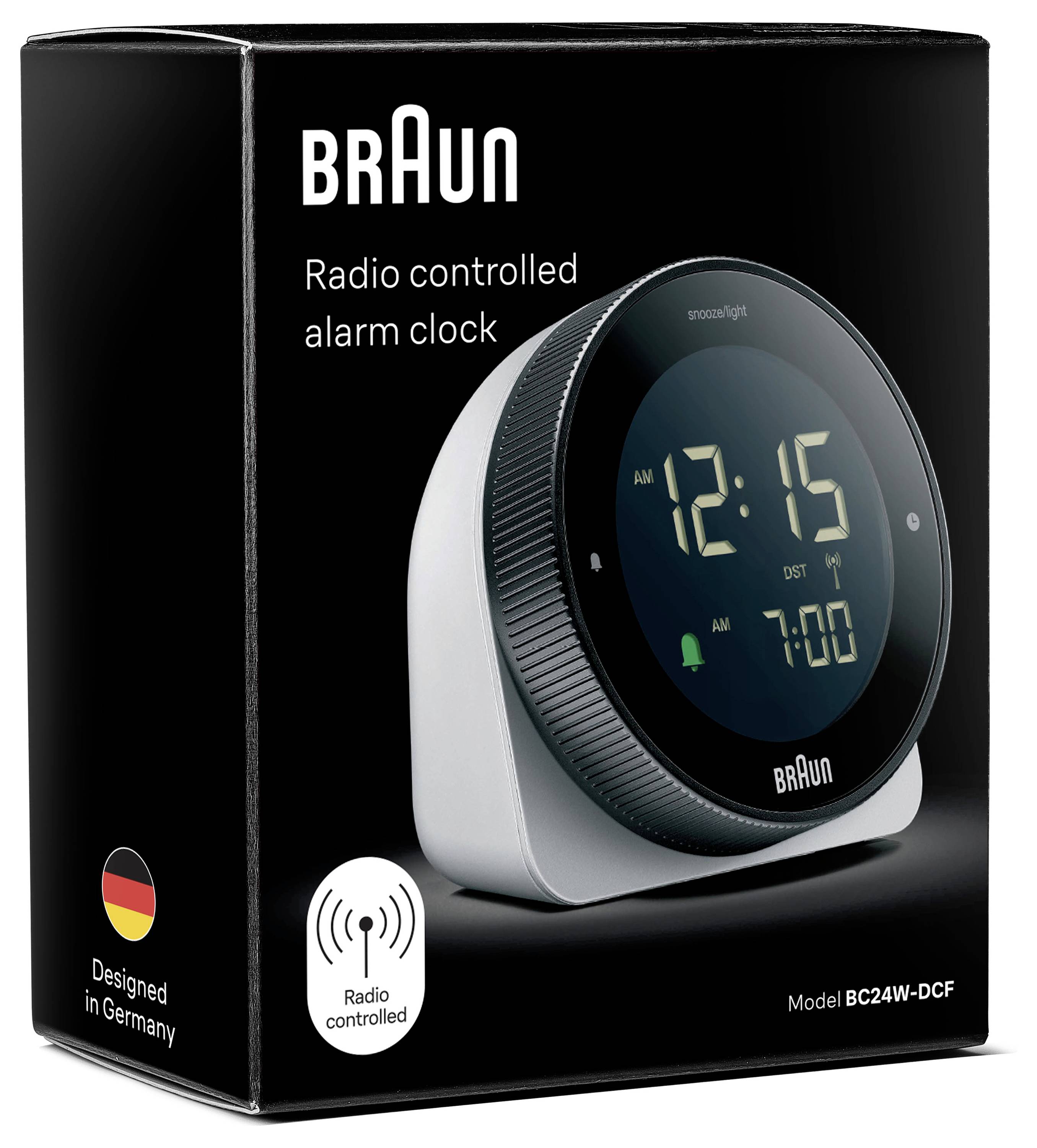Braun radiogestuurde wekkerradio productdoos met een zwart digitaal klokje, model BC24W-DCF, met '12:15' en '7:00' op het display.