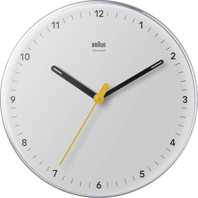 Analoge Braun wandklok met zwarte uur- en minutenwijzers en gele secondewijzer, die ongeveer 10:10 aangeeft; witte wijzerplaat met 12-uurs cijfers.