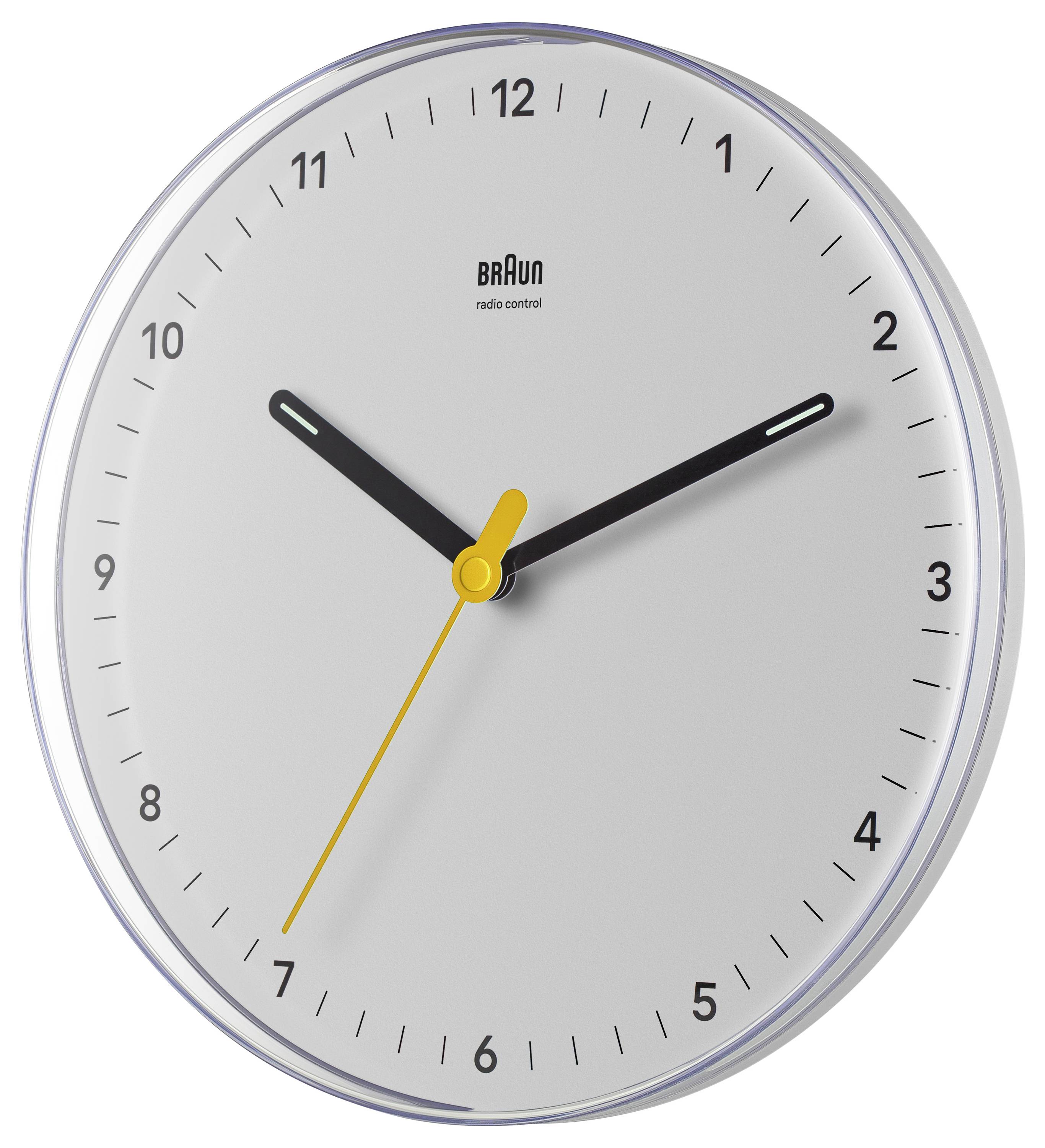Ronde Braun analoge wandklok met ongeveer 10:10 op de wijzerplaat, met zwarte uur- en minutenwijzers en een dunne gele secondewijzer.