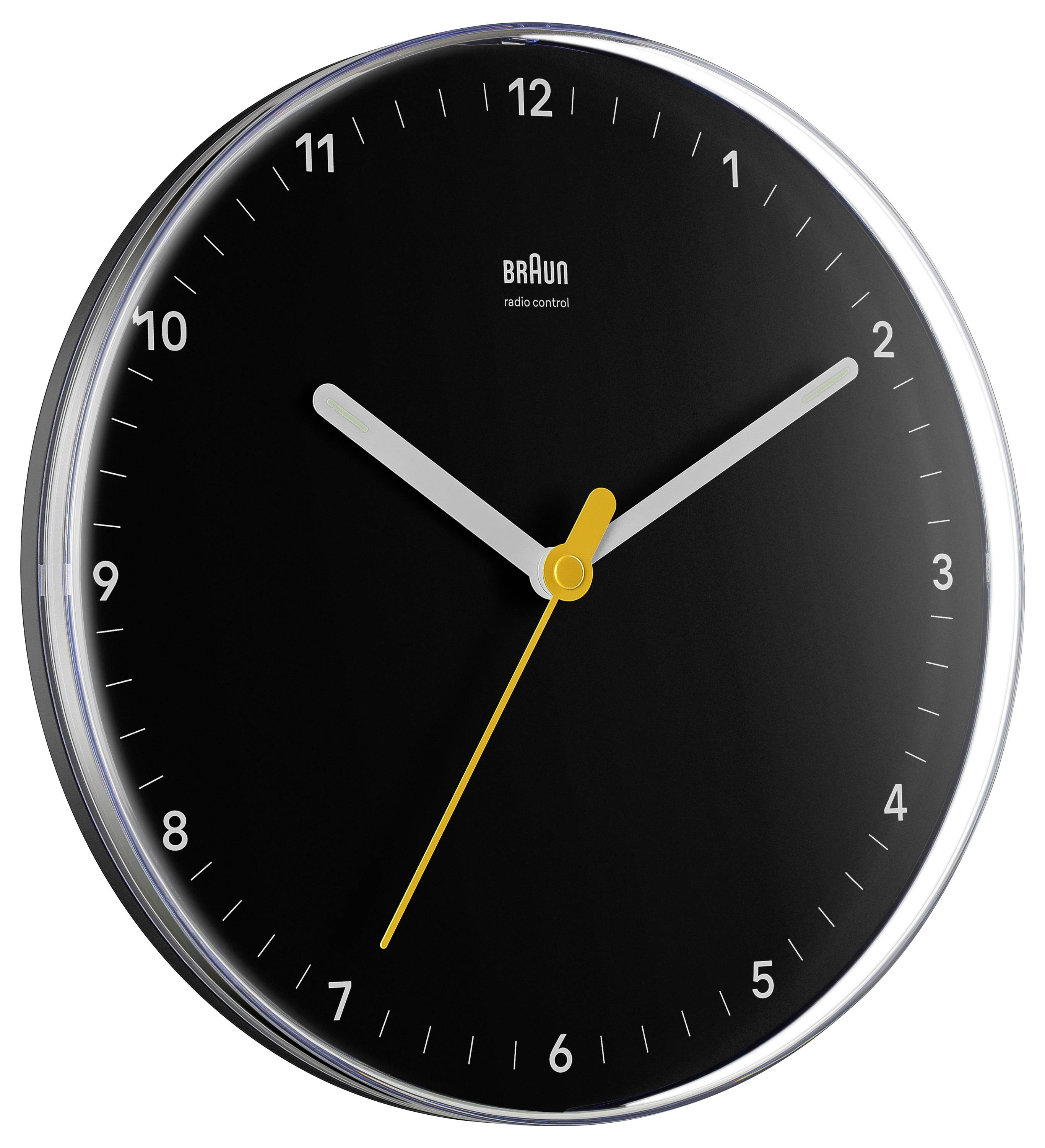Zwart Braun analoge wandklok met witte cijfers en wijzers, toont ongeveer 10:10 met een gele secondewijzer.