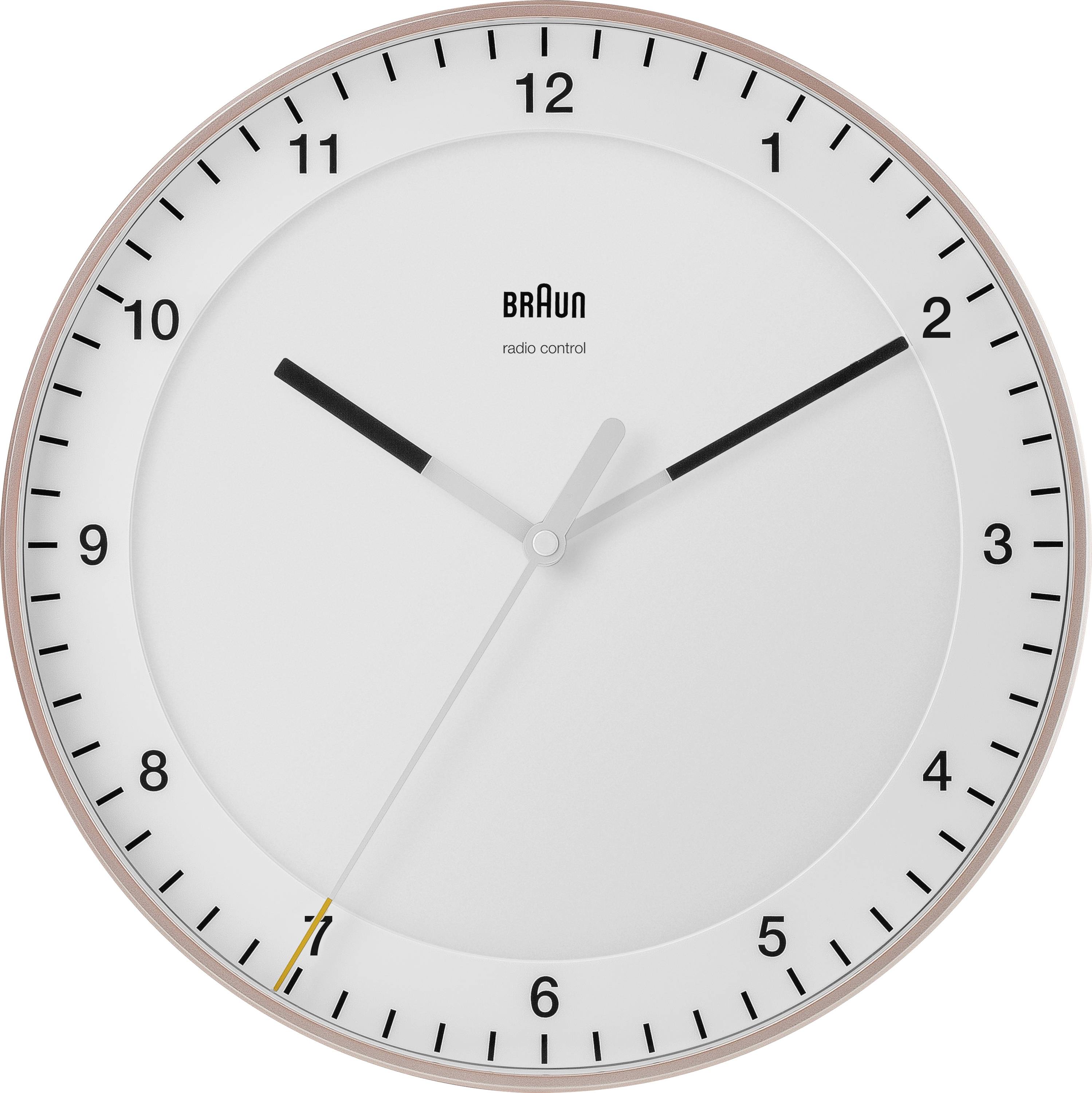 Een minimalistische witte Braun analoge wandklok met zwarte cijfers en wijzers, die ongeveer 10:10 aangeeft.