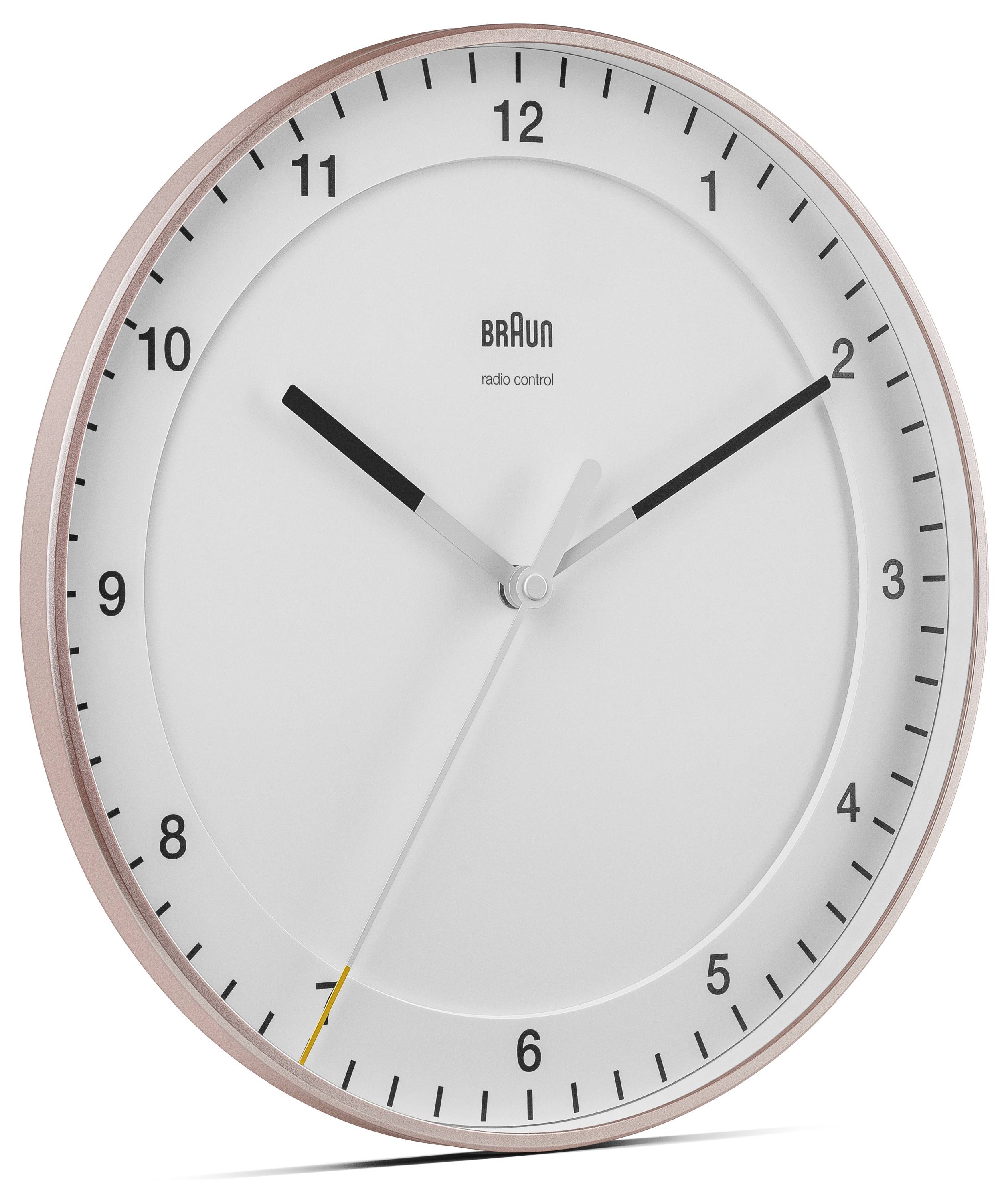 Ronde Braun wandklok met wit gezicht, zwarte cijfers en drie wijzers die ongeveer 10:10 aanwijzen.
