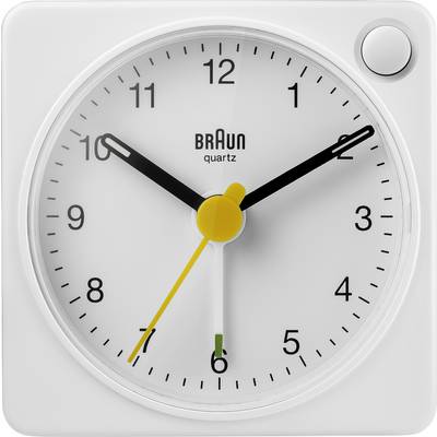 Witte Braun kwartsanaloge wandklok die ongeveer 10:10 aangeeft, met een gele secondewijzer op 6 en een vierkante witte behuizing.