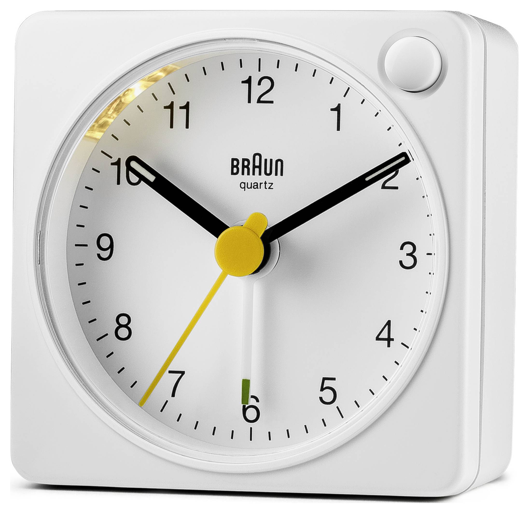 Wit Braun kwartsanaloog wekkerklok die ongeveer 10:10 aangeeft, met een gele secondewijzer en een ronde sluimerknop rechts bovenaan.