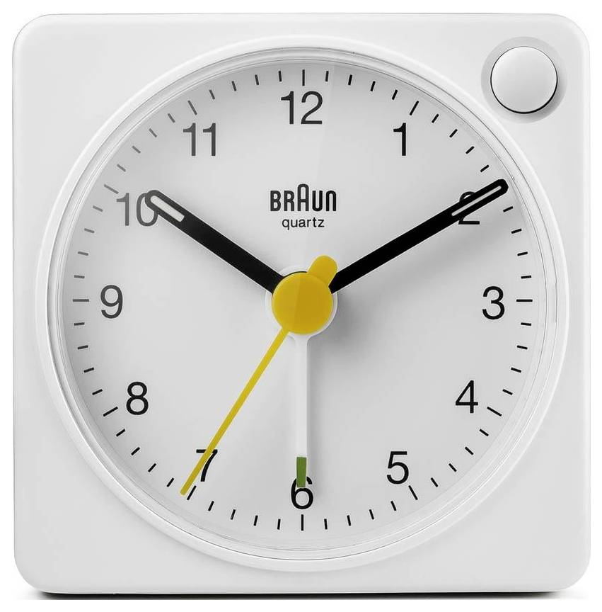Witte Braun kwarts analoog wekkerklok die ongeveer 10:10 aangeeft, met een gele secondewijzer en bovenaan een wekkerknop.