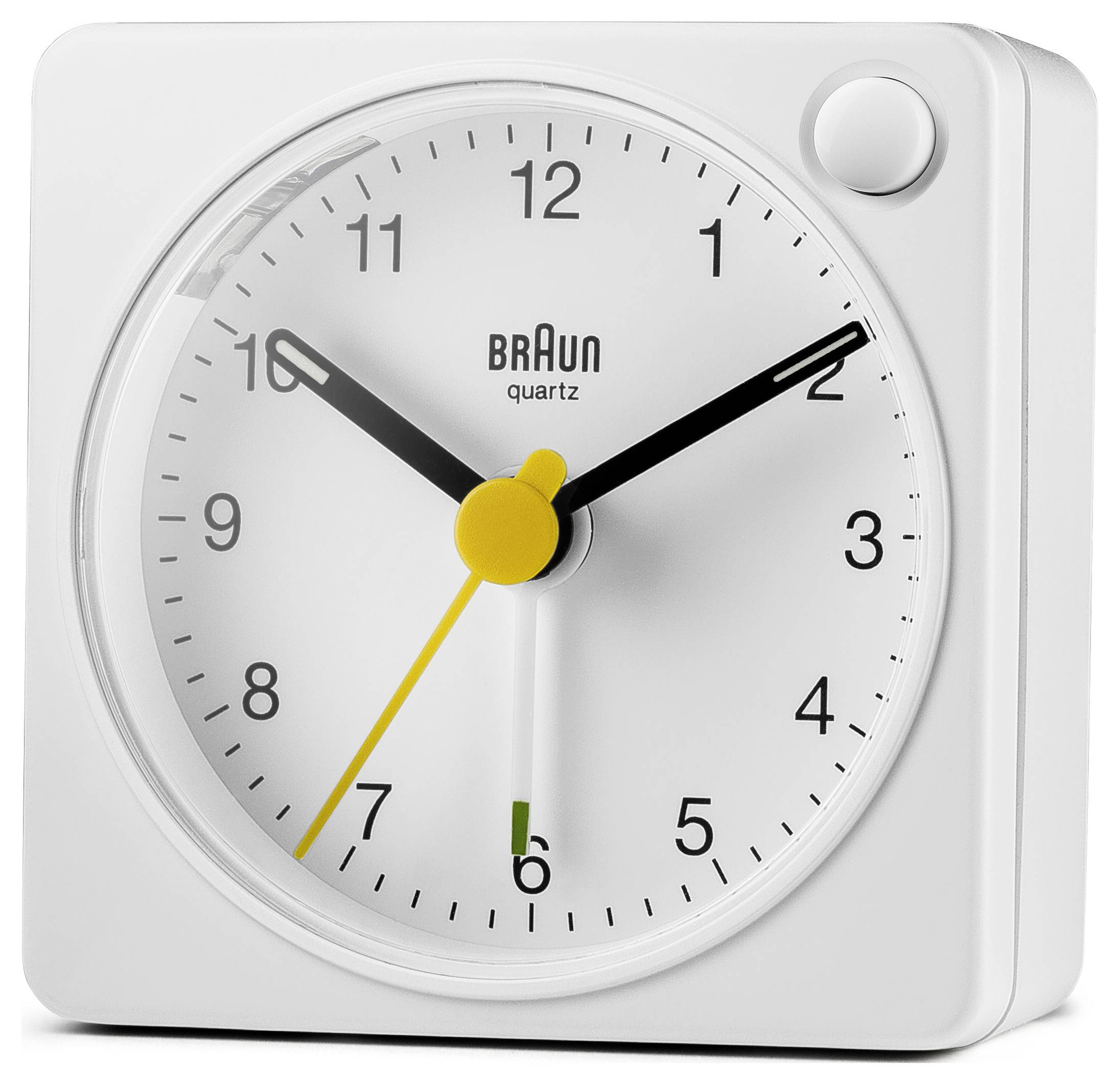 Wit Braun kwartsanaloog wekkerklok met zwarte uur- en minutewijzers en een gele secondewijzer, waarop ongeveer 10:10 wordt weergegeven.