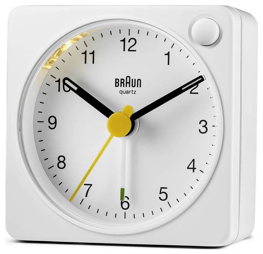 Witte Braun kwarts analoge wekker die ongeveer 10:10 aangeeft, met zwarte wijzers en een gele secondewijzer.