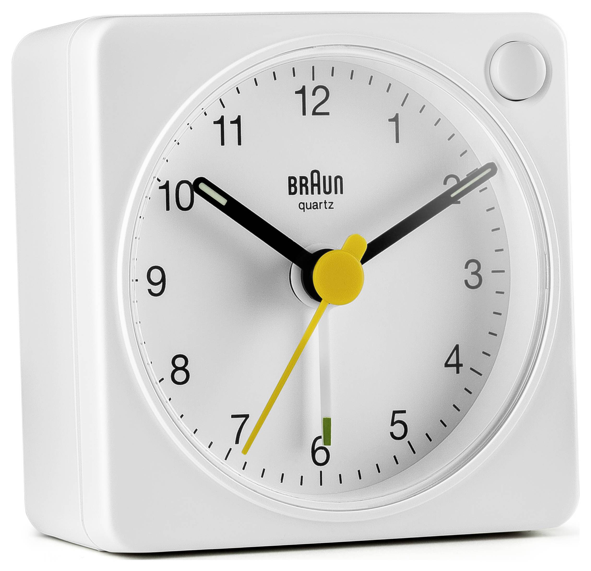 Witte Braun kwarts analoge wekker met ongeveer 10:10 op de wijzerplaat, met een gele secondewijzer, in een vierkante behuizing.