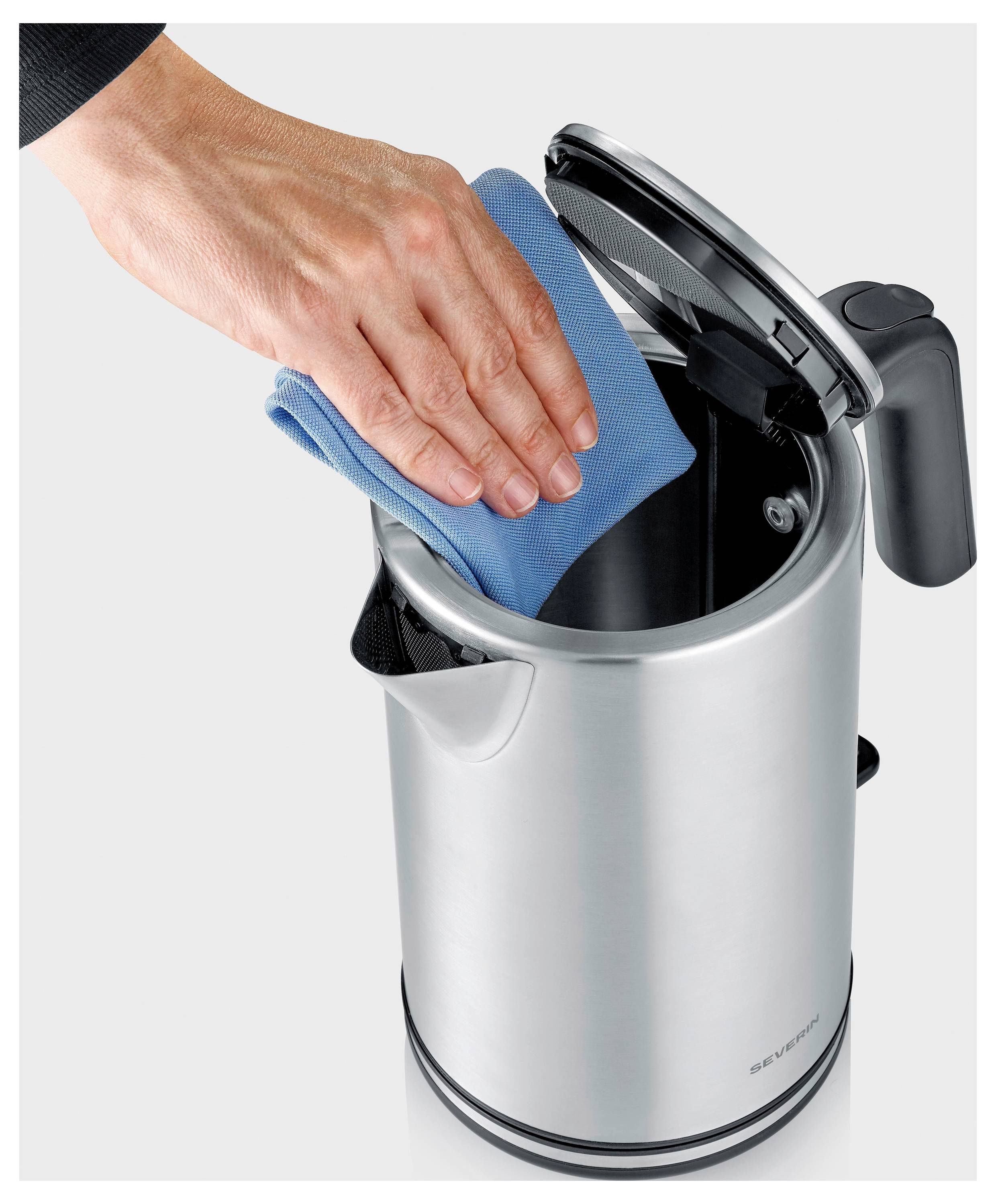 Hand die de binnenkant van een open elektrische waterkoker met een blauwe doek afwist.