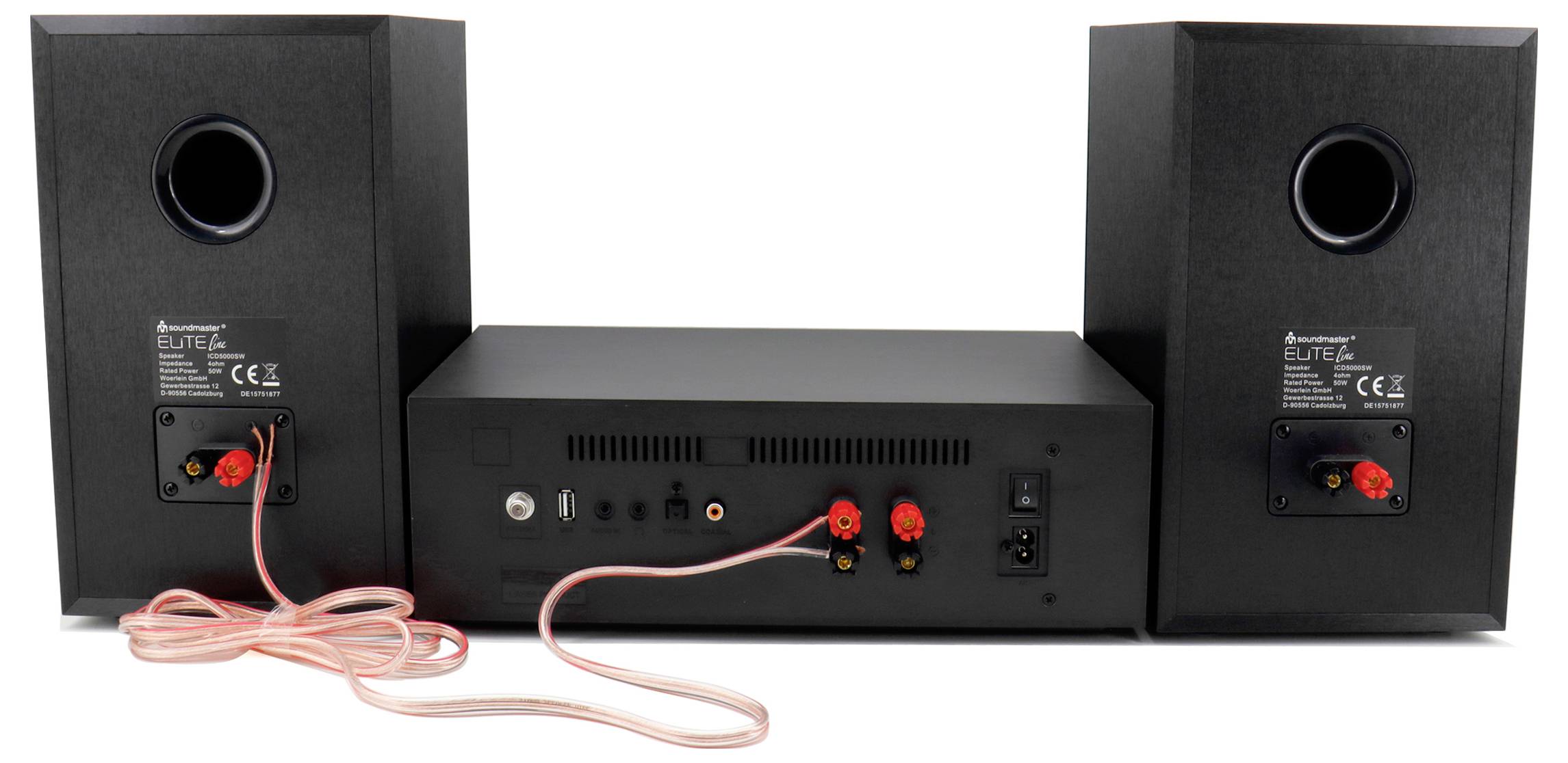 Stereoluidsprekersysteem met versterker: twee zwarte luidsprekers aan weerszijden van een centraal audio-apparaat, verbonden door rode luidsprekerkabels op een witte achtergrond.