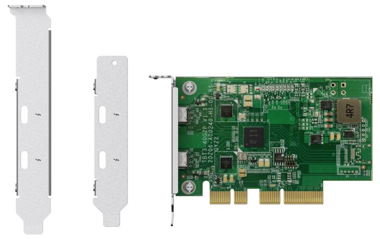 Een groene PCI-uitbreidingskaart met metalen beugel, weergegeven naast twee aparte beugelhoes­sen op een witte achtergrond.