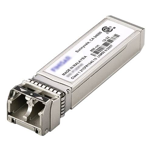 Kleine metalen glasvezel transceiver module met een RJ-stijl connector en gedrukt label, weergegeven op een witte achtergrond.