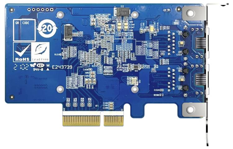 Blauwe printplaat met elektronische componenten, connectors en QR-code, geïsoleerd op een witte achtergrond weergegeven.