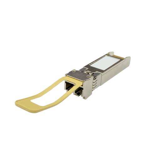 SFP optische transceiver module met een gouden trekstrip, weergegeven op een witte achtergrond.