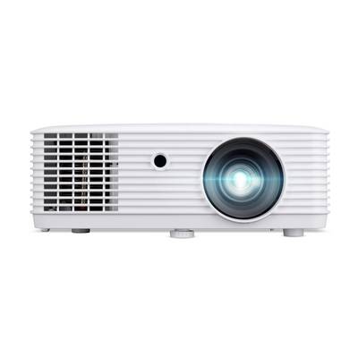 Witte multimediaprojector met een grote verlichte lens aan de rechterkant en ventilatieroostereenvent aan de linkerkant, weergegeven in vooraanzicht op een witte achtergrond.