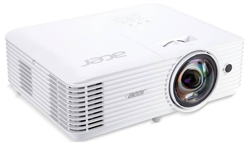 Witte Acer-projector getoond onder een hoek, met geventileerde zijkanten en een opvallende lens op de voorkant rechts.