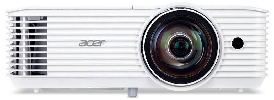 Vooraanzicht van een witte Acer-projector met lens gecentreerd aan de rechterkant en ventilatiesleuven over de voorkant.
