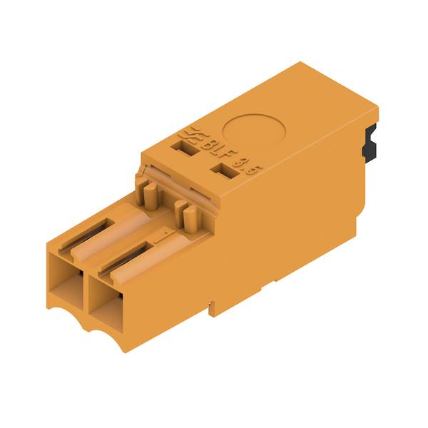 Oranje plastic elektrische aansluitingscomponent weergegeven in isolatie op witte achtergrond, onder hoek in 3D-weergave.