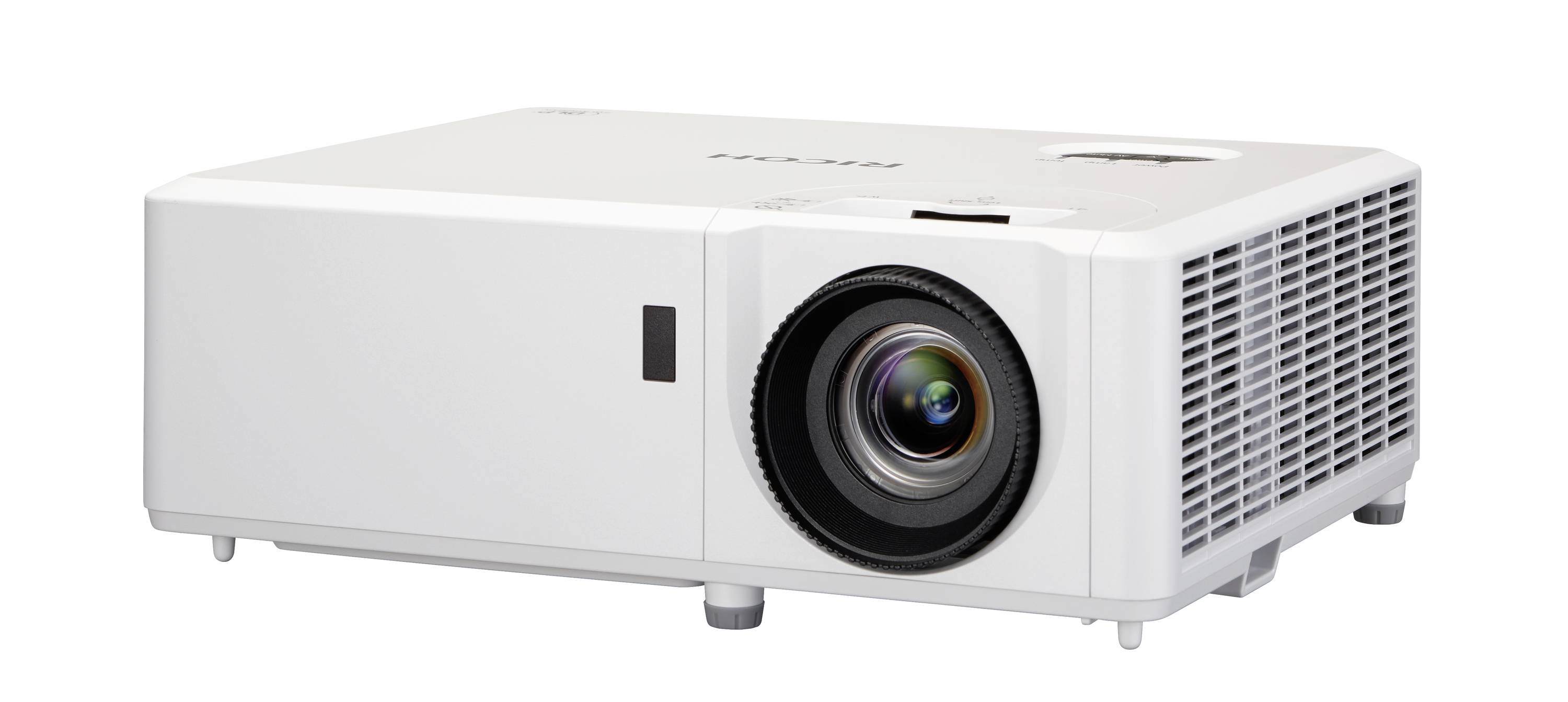 Witte multimediabeamer met grote voorkant lens en zijventilatie, getoond op een witte achtergrond.