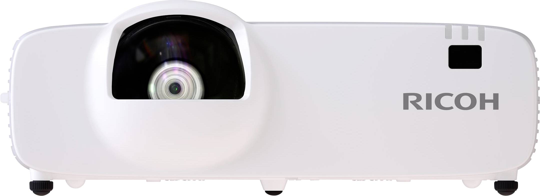 Witte Ricoh-projector van voren gezien, met lens aan de linkerkant en merknaam aan de rechterkant.