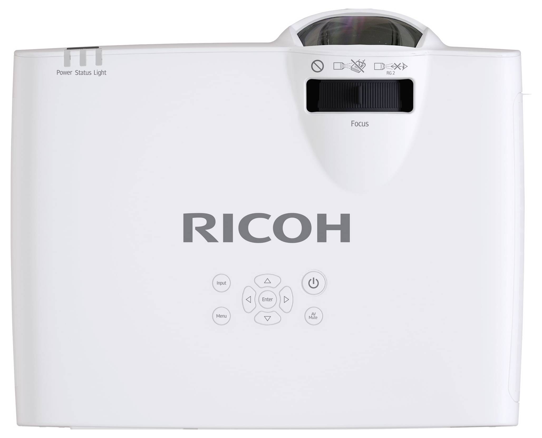 Vooraanzicht van een witte Ricoh-projector met zichtbare lens en bedieningselementen, gelabeld als 'Focus' en 'Power Status Light'.