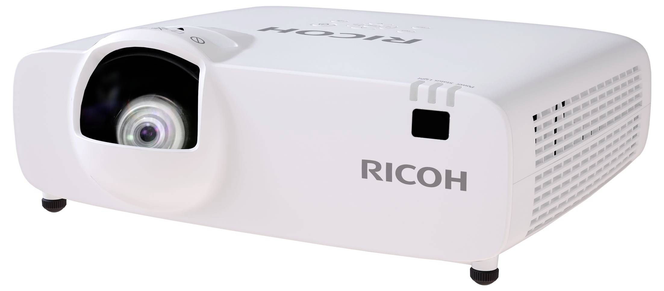 Witte Ricoh-projector weergegeven onder een hoek, met lens aan de voorkant links en ventilatieroostjes aan de rechterkant.