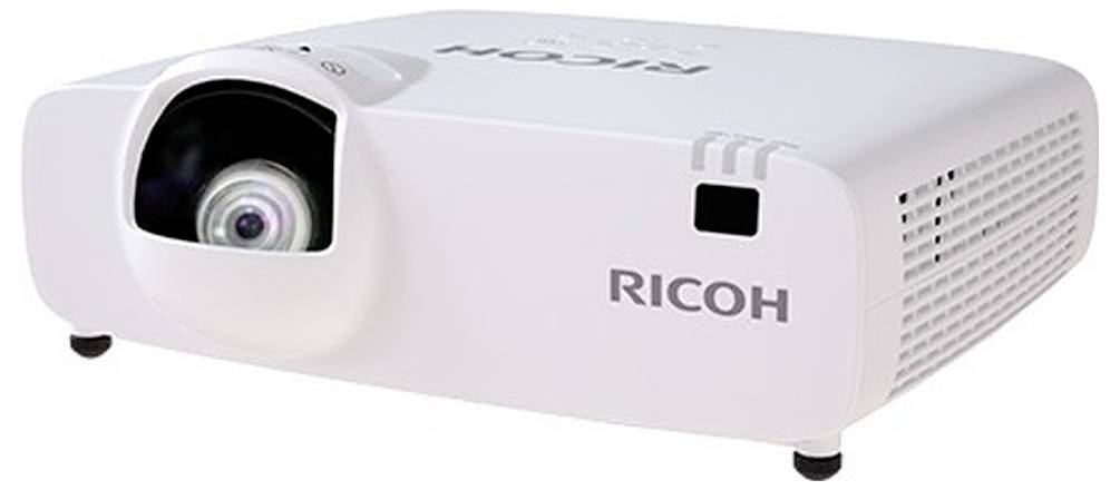 Witte Ricoh-projector van voren-links weergegeven, met zichtbare lens, ventilatieroosters en logo.