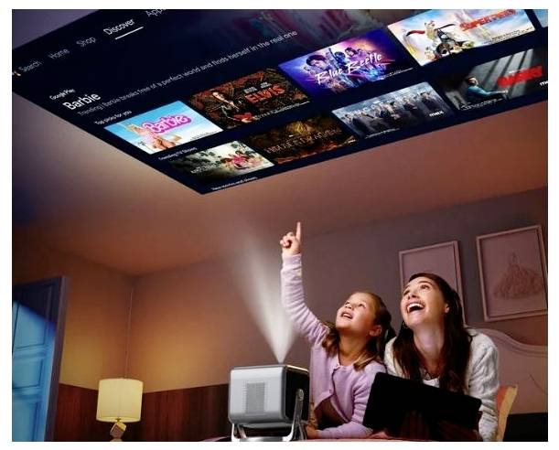 Meisje en vrouw kijken naar een geprojecteerd streamingservicemenu op het plafond in een slaapkamer, glimlachen en wijzen naar programmathumbnails.