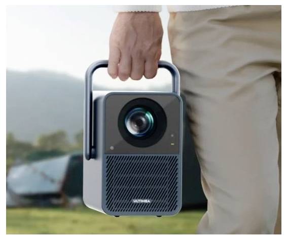 Persoon die een draagbare projector aan de greep buiten draagt, met een tent op de achtergrond.